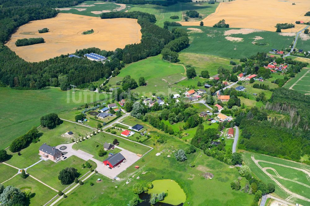 Luftaufnahme Lalendorf - Dorfkern am Feldrand in Lalendorf im Bundesland Mecklenburg-Vorpommern, Deutschland