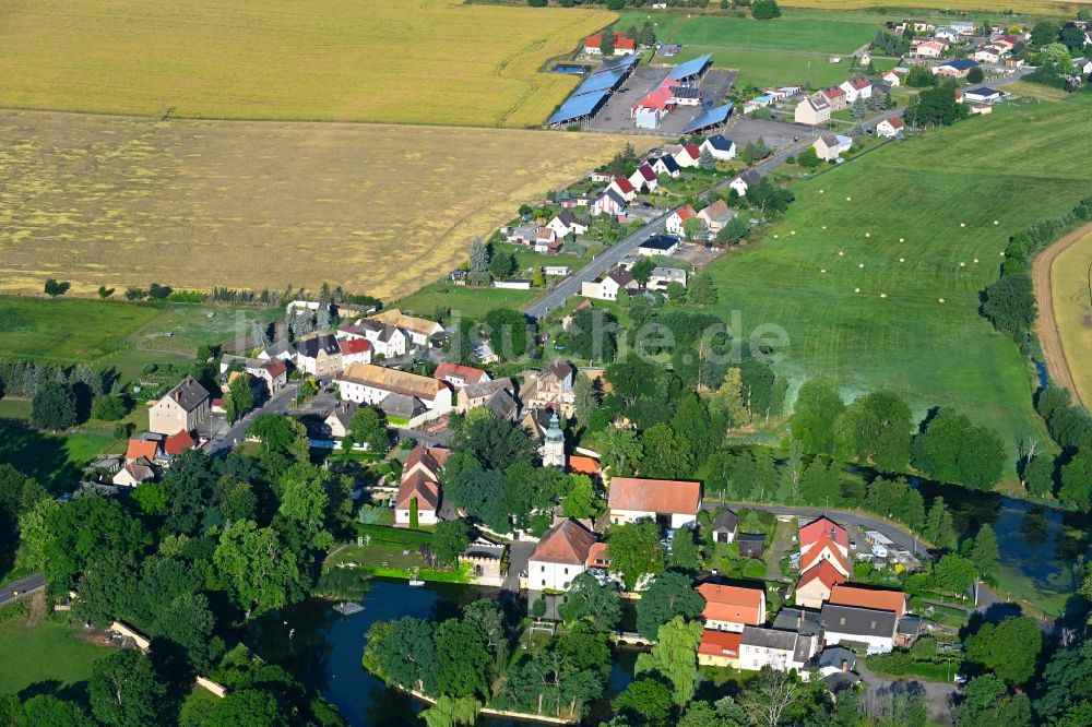 Lampertswalde aus der Vogelperspektive: Dorfkern am Feldrand in Lampertswalde im Bundesland Sachsen, Deutschland