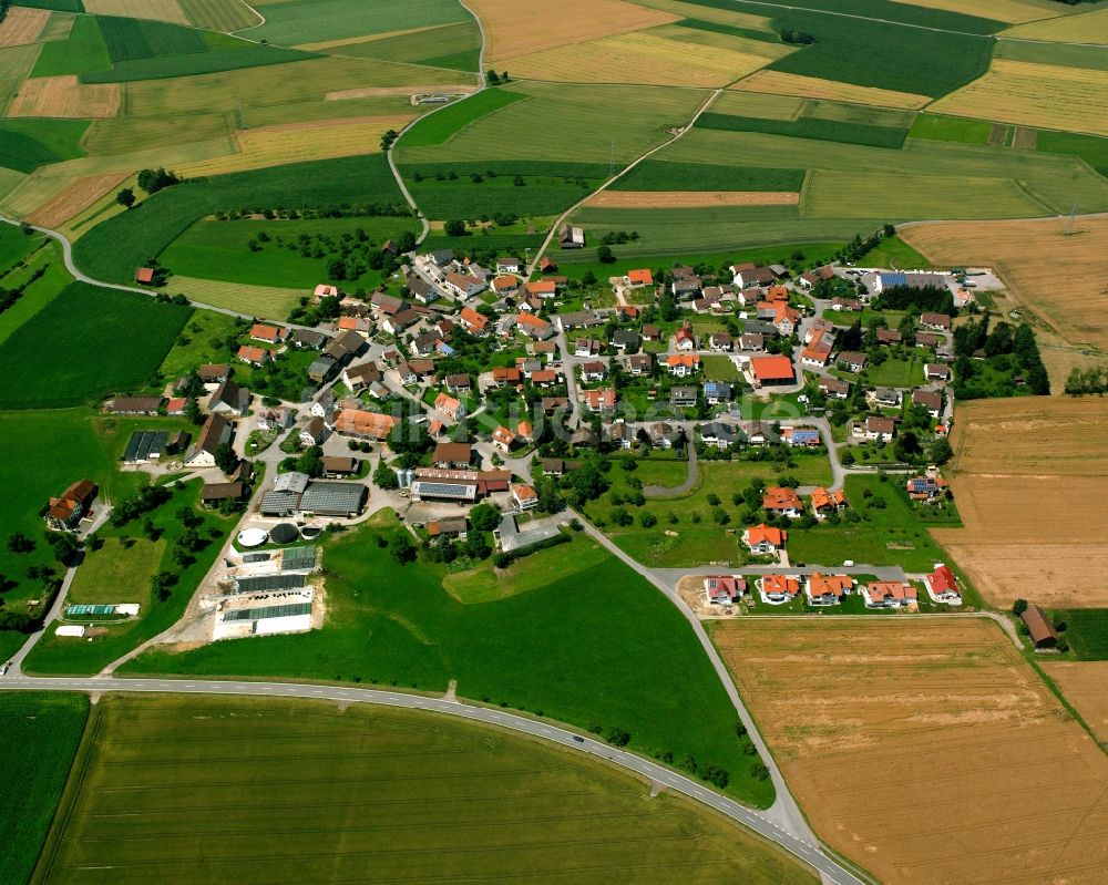 Lampertsweiler aus der Vogelperspektive: Dorfkern am Feldrand in Lampertsweiler im Bundesland Baden-Württemberg, Deutschland