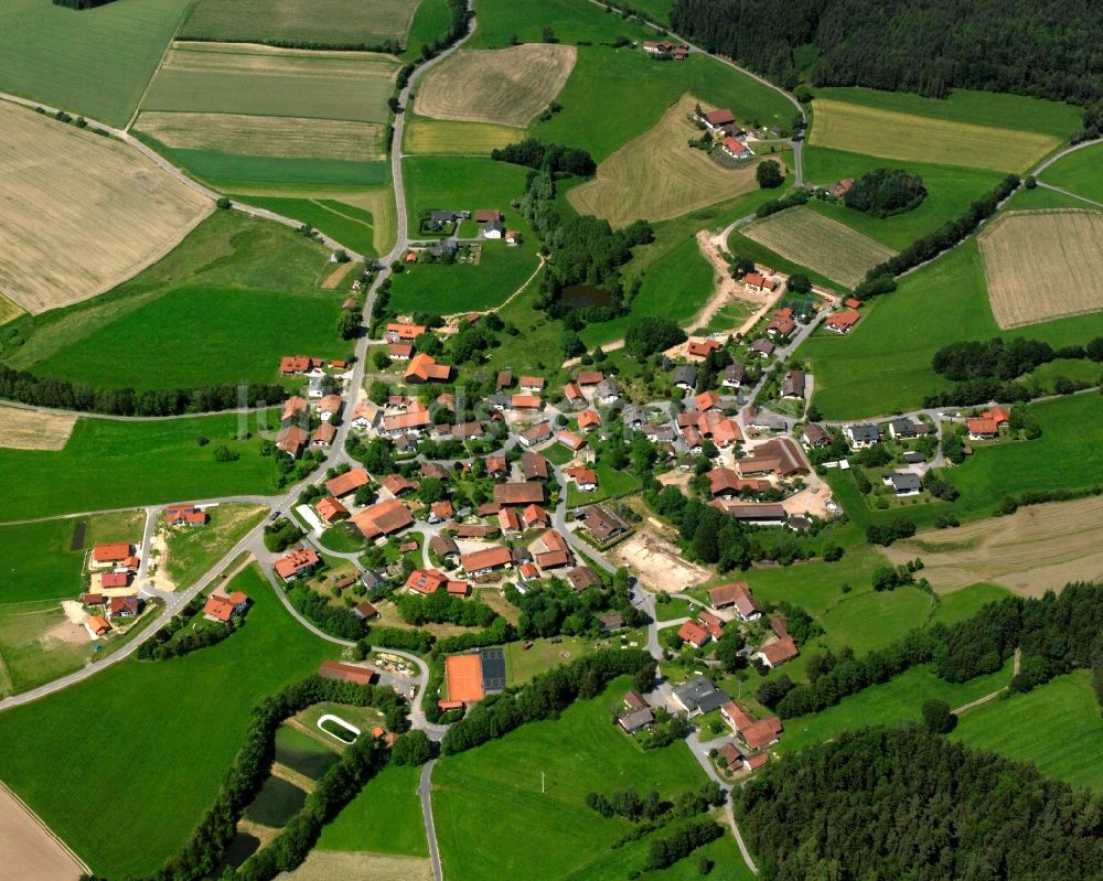 Landorf von oben - Dorfkern am Feldrand in Landorf im Bundesland Bayern, Deutschland