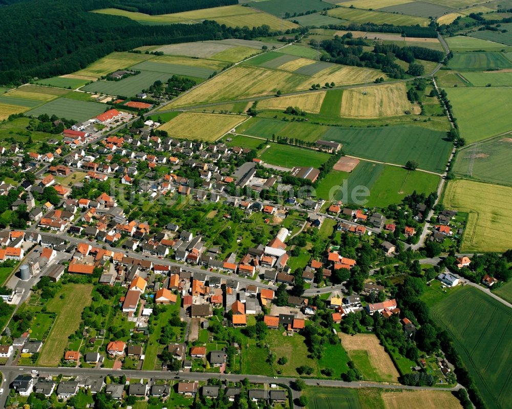 Landwehrhagen aus der Vogelperspektive: Dorfkern am Feldrand in Landwehrhagen im Bundesland Niedersachsen, Deutschland