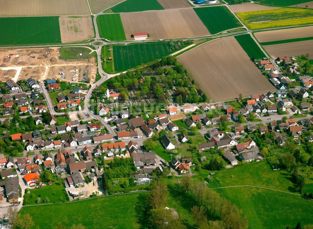 Langenau von oben - Dorfkern am Feldrand in Langenau im Bundesland Baden-Württemberg, Deutschland