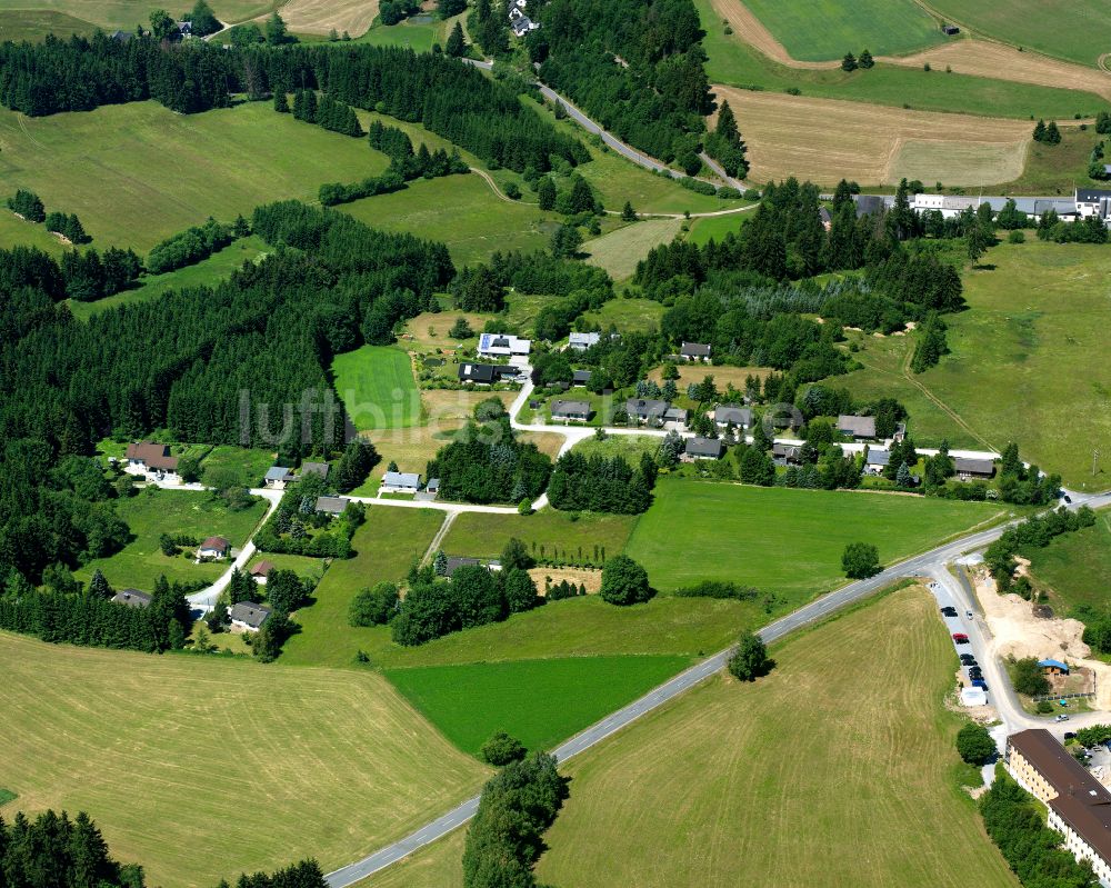 Langenbach aus der Vogelperspektive: Dorfkern am Feldrand in Langenbach im Bundesland Bayern, Deutschland