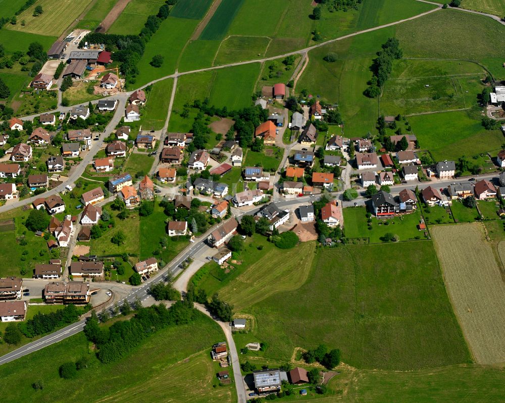 Langenbrand aus der Vogelperspektive: Dorfkern am Feldrand in Langenbrand im Bundesland Baden-Württemberg, Deutschland