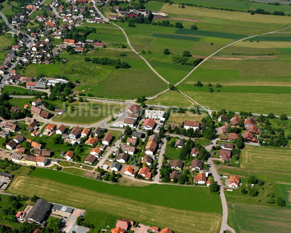 Luftaufnahme Langenbrand - Dorfkern am Feldrand in Langenbrand im Bundesland Baden-Württemberg, Deutschland