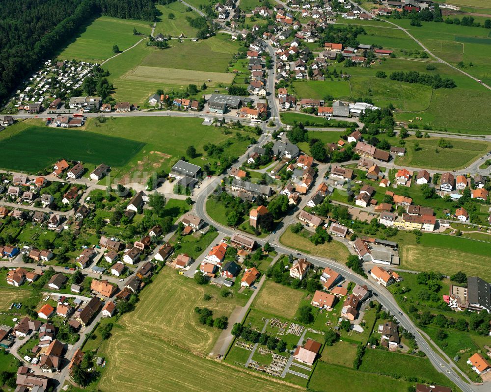 Langenbrand von oben - Dorfkern am Feldrand in Langenbrand im Bundesland Baden-Württemberg, Deutschland