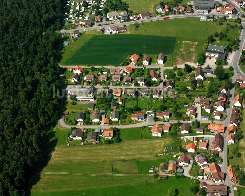 Langenbrand aus der Vogelperspektive: Dorfkern am Feldrand in Langenbrand im Bundesland Baden-Württemberg, Deutschland