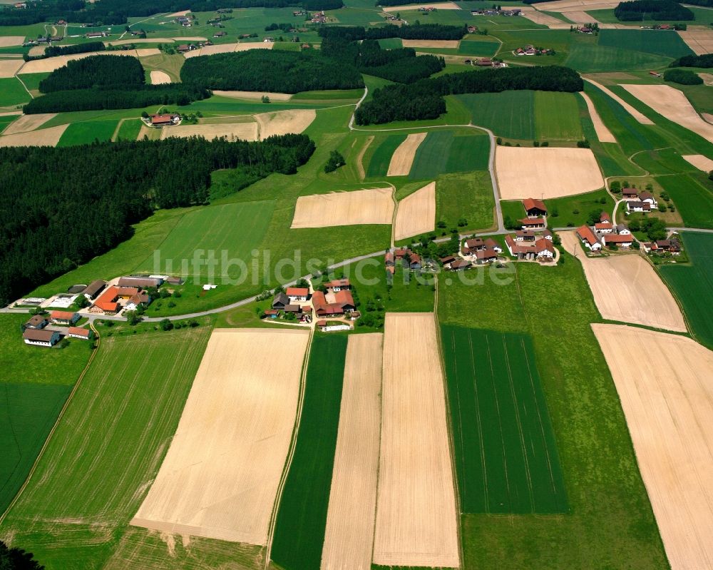 Langeneck von oben - Dorfkern am Feldrand in Langeneck im Bundesland Bayern, Deutschland