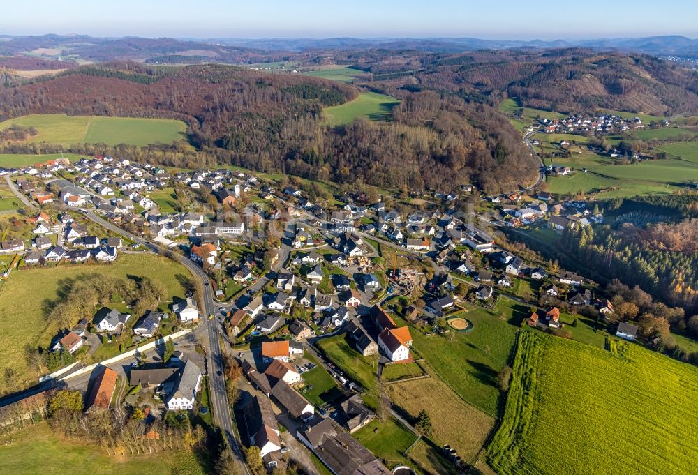 Luftbild Langenholthausen - Dorfkern am Feldrand in Langenholthausen im Bundesland Nordrhein-Westfalen, Deutschland