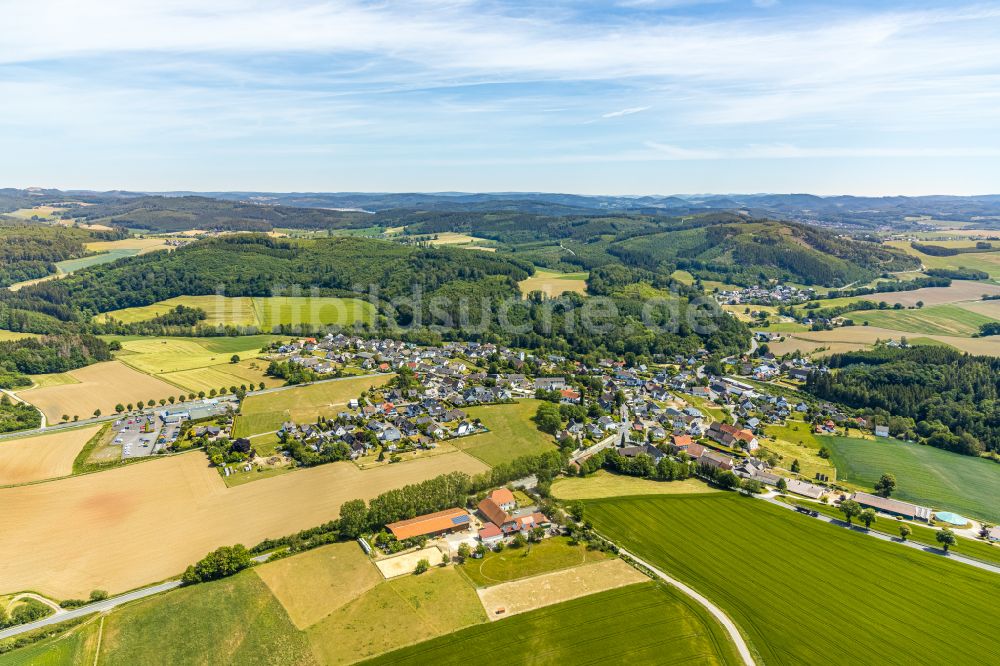 Langenholthausen aus der Vogelperspektive: Dorfkern am Feldrand in Langenholthausen im Bundesland Nordrhein-Westfalen, Deutschland