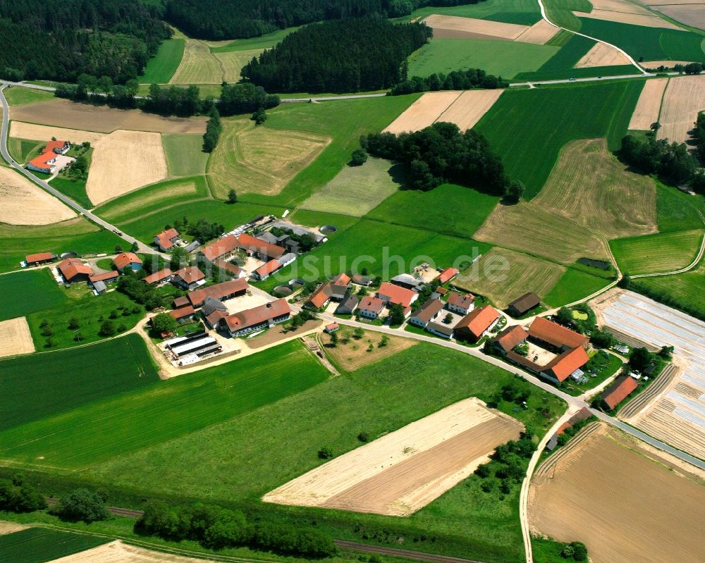 Luftaufnahme Langenkatzbach - Dorfkern am Feldrand in Langenkatzbach im Bundesland Bayern, Deutschland