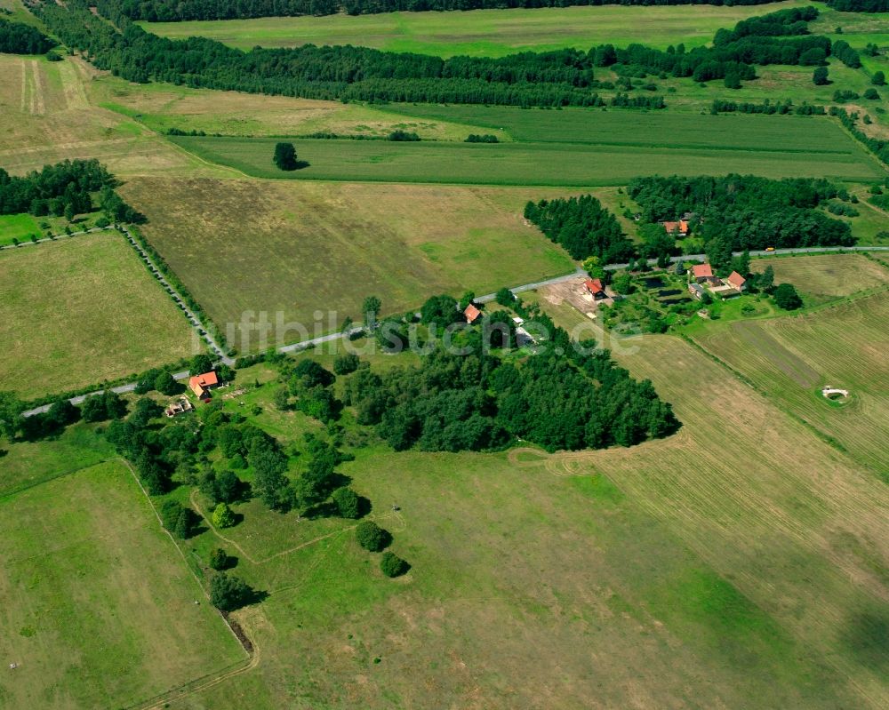 Langenlehsten aus der Vogelperspektive: Dorfkern am Feldrand in Langenlehsten im Bundesland Schleswig-Holstein, Deutschland