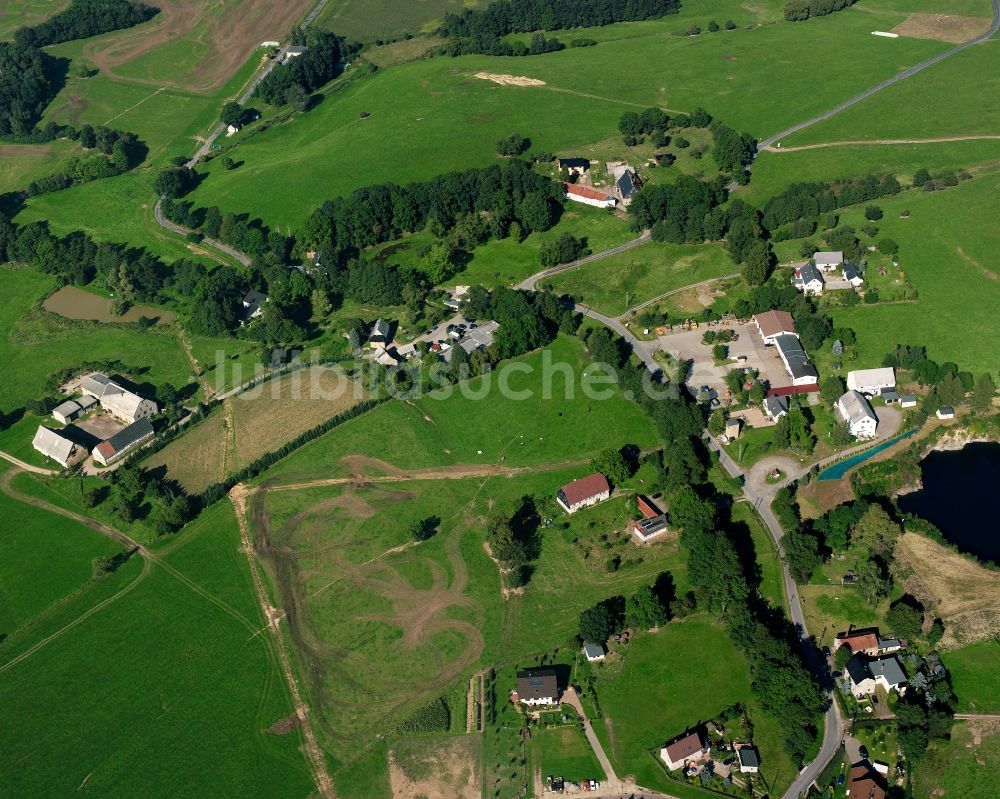 Langenstriegis aus der Vogelperspektive: Dorfkern am Feldrand in Langenstriegis im Bundesland Sachsen, Deutschland