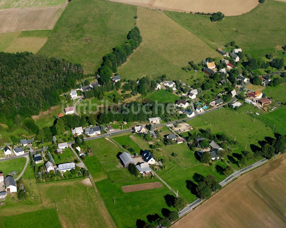 Luftaufnahme Langenstriegis - Dorfkern am Feldrand in Langenstriegis im Bundesland Sachsen, Deutschland