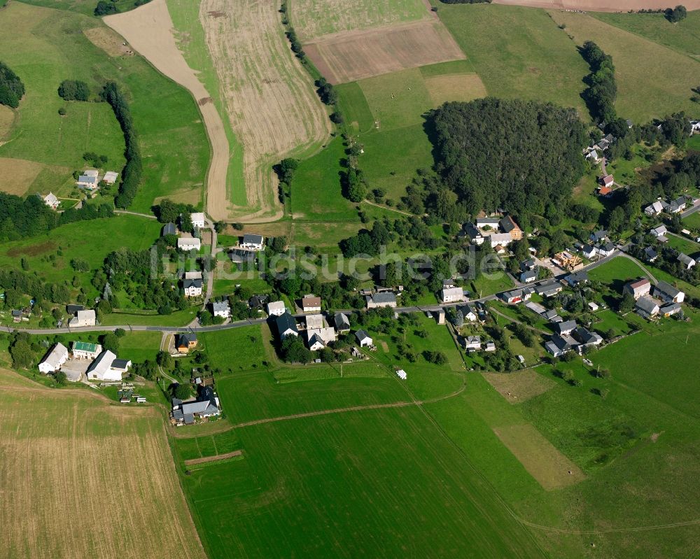 Langenstriegis von oben - Dorfkern am Feldrand in Langenstriegis im Bundesland Sachsen, Deutschland