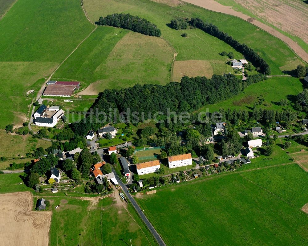 Langenstriegis aus der Vogelperspektive: Dorfkern am Feldrand in Langenstriegis im Bundesland Sachsen, Deutschland