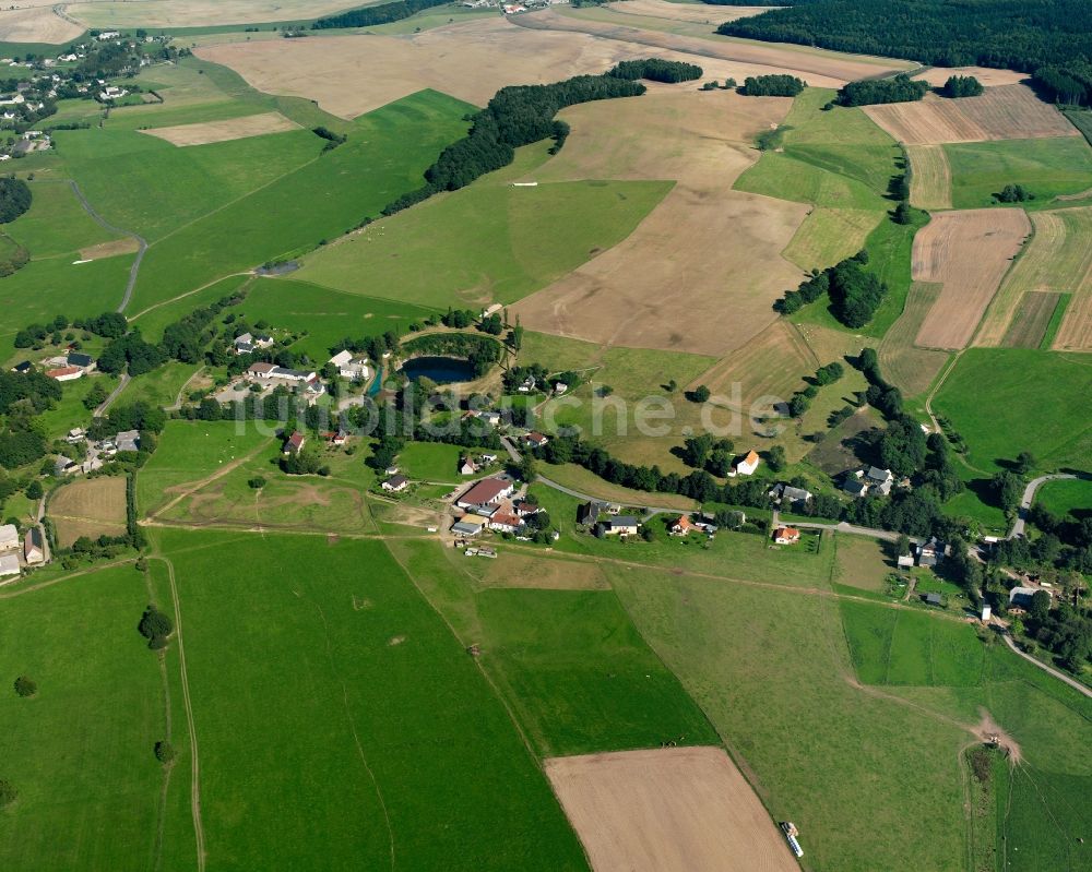 Luftaufnahme Langenstriegis - Dorfkern am Feldrand in Langenstriegis im Bundesland Sachsen, Deutschland