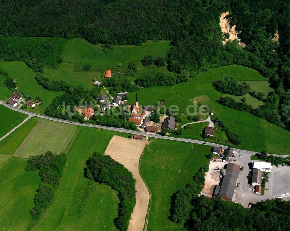 Lanhofen aus der Vogelperspektive: Dorfkern am Feldrand in Lanhofen im Bundesland Bayern, Deutschland