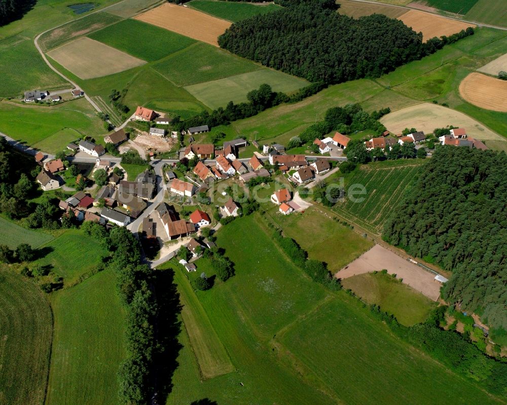 Lanzendorf aus der Vogelperspektive: Dorfkern am Feldrand in Lanzendorf im Bundesland Bayern, Deutschland