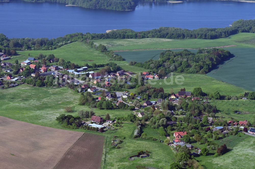 Luftaufnahme Lassahn - Dorfkern am Feldrand in Lassahn im Bundesland Mecklenburg-Vorpommern, Deutschland