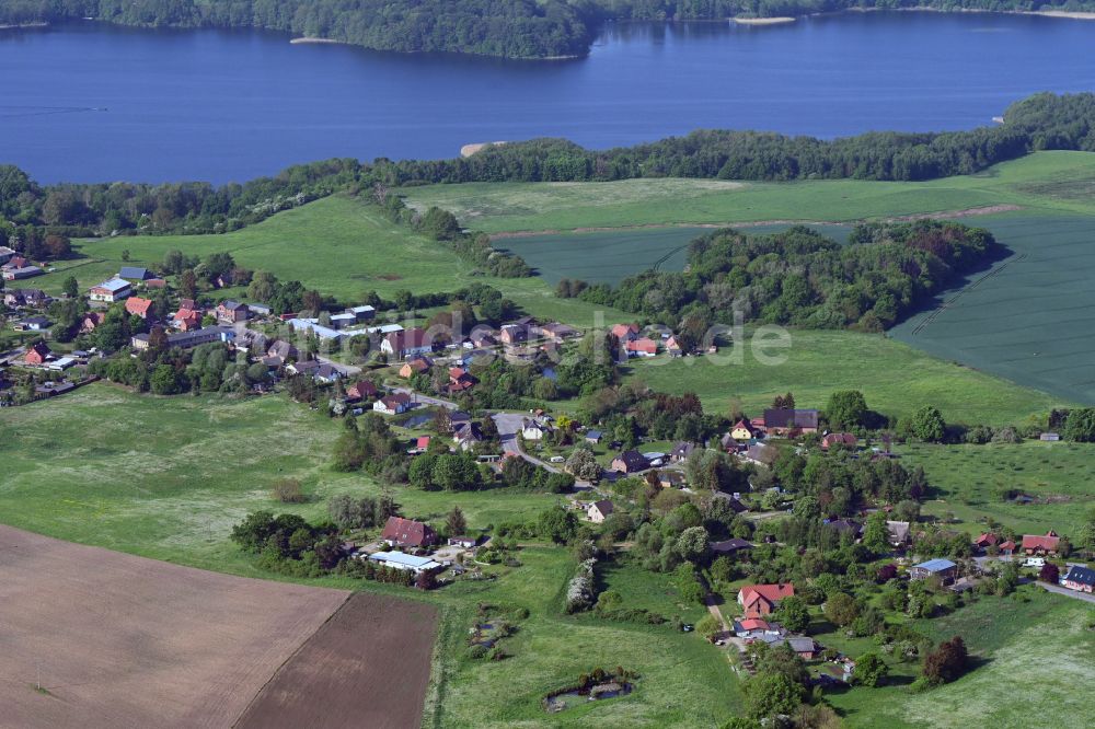 Lassahn von oben - Dorfkern am Feldrand in Lassahn im Bundesland Mecklenburg-Vorpommern, Deutschland