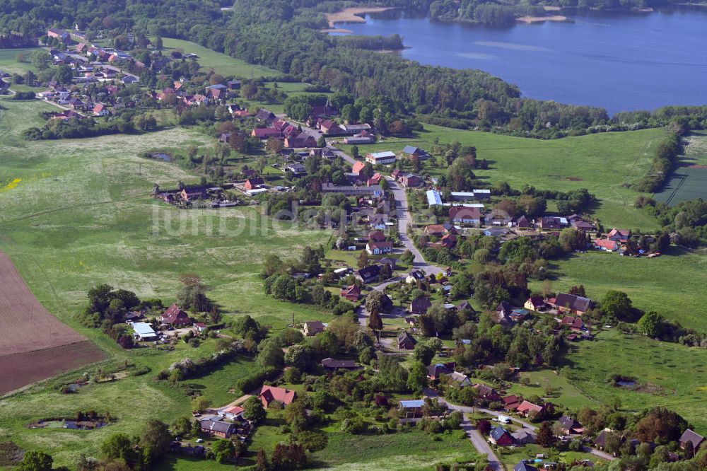 Lassahn aus der Vogelperspektive: Dorfkern am Feldrand in Lassahn im Bundesland Mecklenburg-Vorpommern, Deutschland