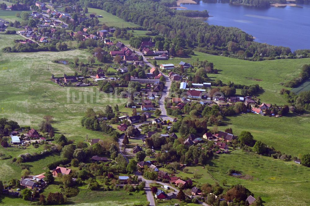 Luftbild Lassahn - Dorfkern am Feldrand in Lassahn im Bundesland Mecklenburg-Vorpommern, Deutschland