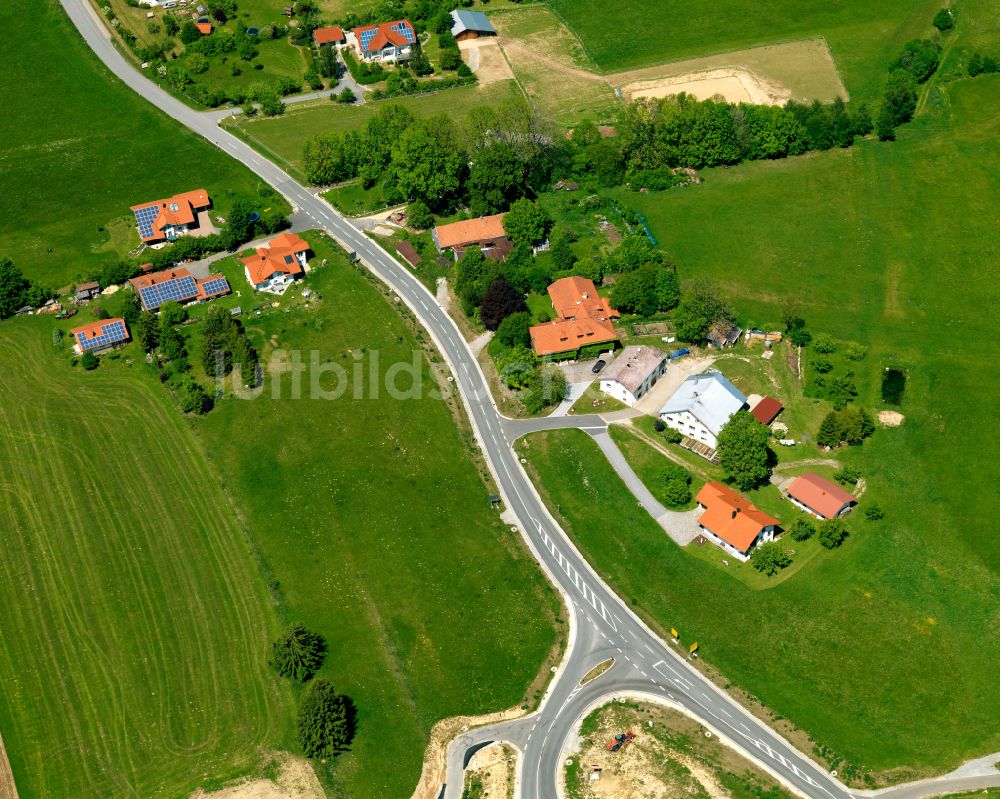 Luftaufnahme Laßberg - Dorfkern am Feldrand in Laßberg im Bundesland Bayern, Deutschland