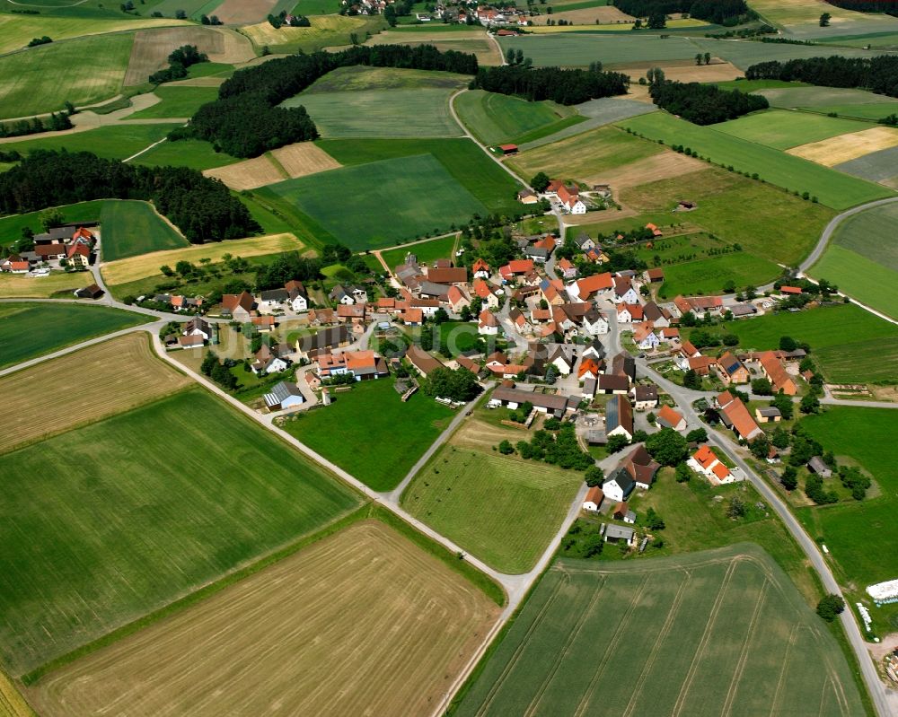 Luftaufnahme Lattenbuch - Dorfkern am Feldrand in Lattenbuch im Bundesland Bayern, Deutschland