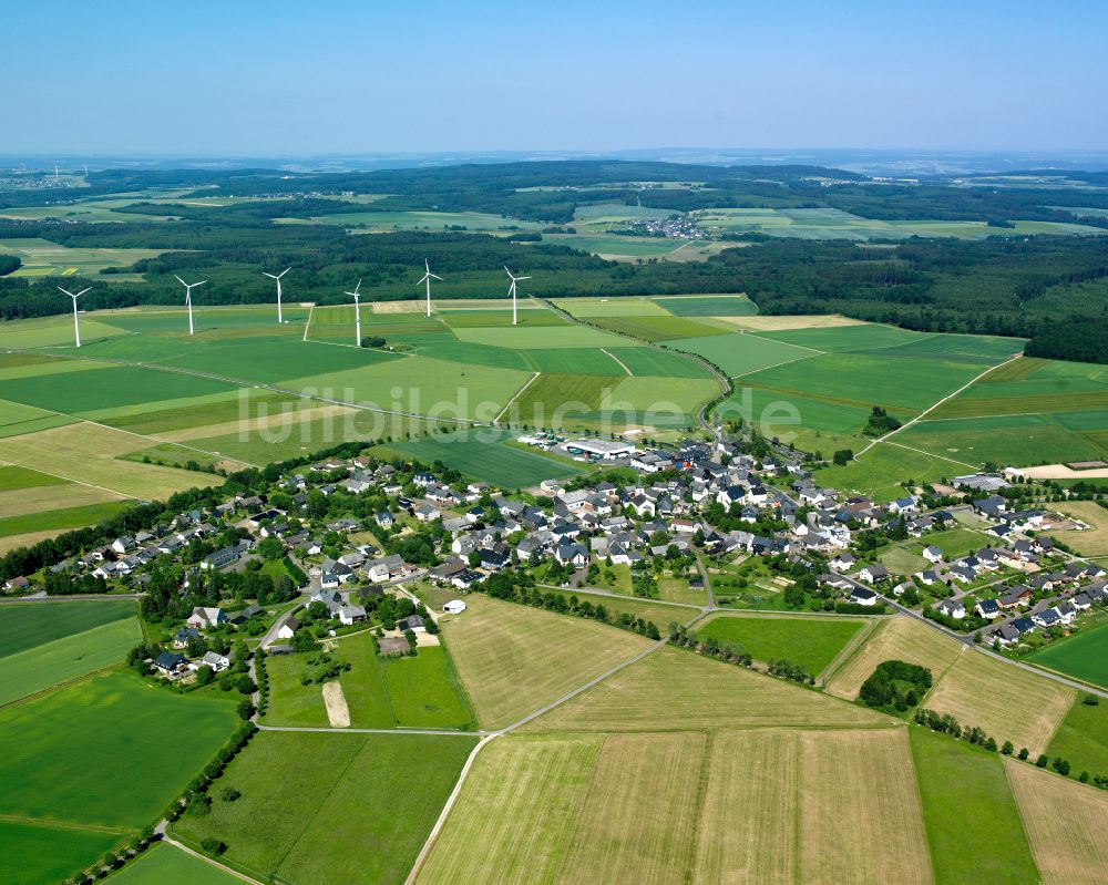 Laubach aus der Vogelperspektive: Dorfkern am Feldrand in Laubach im Bundesland Rheinland-Pfalz, Deutschland