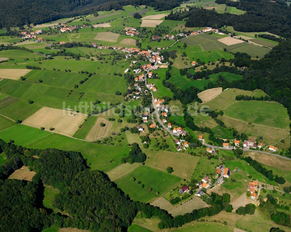 Laudenau aus der Vogelperspektive: Dorfkern am Feldrand in Laudenau im Bundesland Hessen, Deutschland