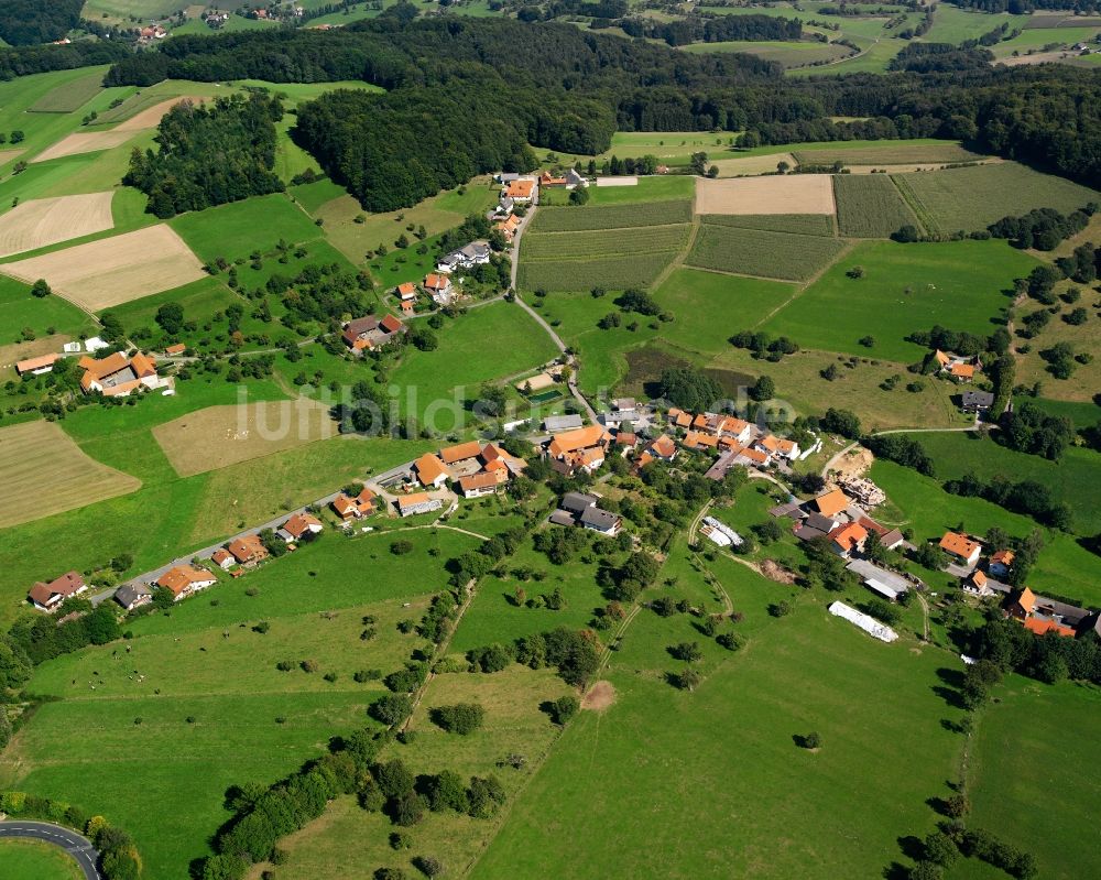 Laudenau von oben - Dorfkern am Feldrand in Laudenau im Bundesland Hessen, Deutschland