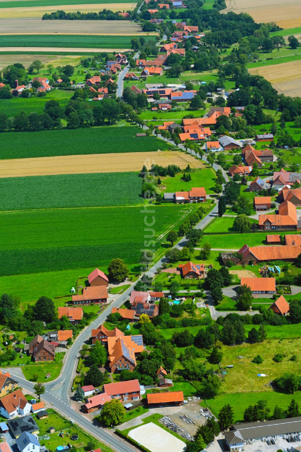 Luftaufnahme Lauenhagen - Dorfkern am Feldrand in Lauenhagen im Bundesland Niedersachsen, Deutschland