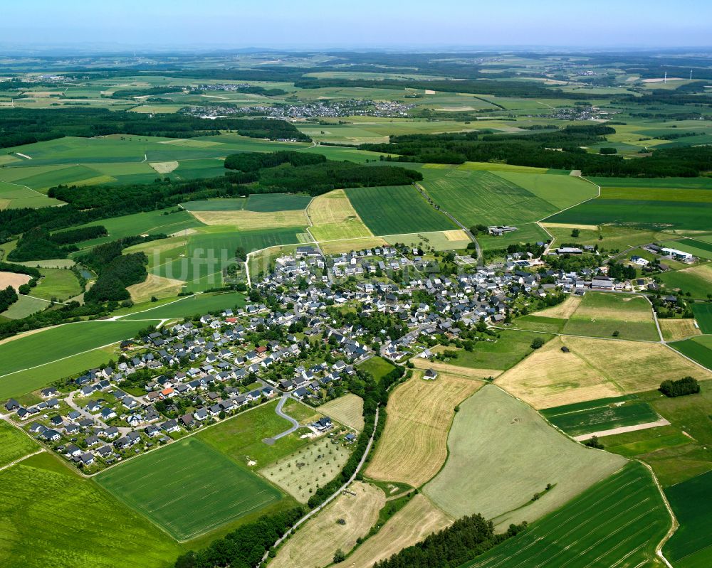 Luftaufnahme Laufersweiler - Dorfkern am Feldrand in Laufersweiler im Bundesland Rheinland-Pfalz, Deutschland