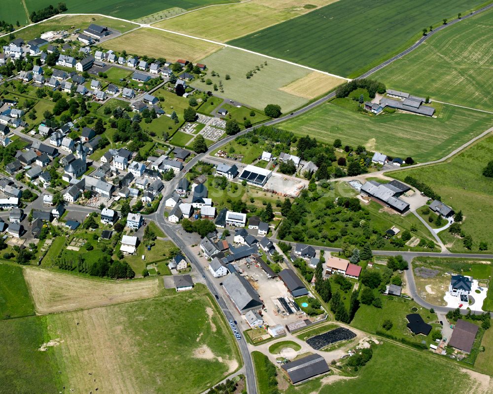 Laufersweiler von oben - Dorfkern am Feldrand in Laufersweiler im Bundesland Rheinland-Pfalz, Deutschland