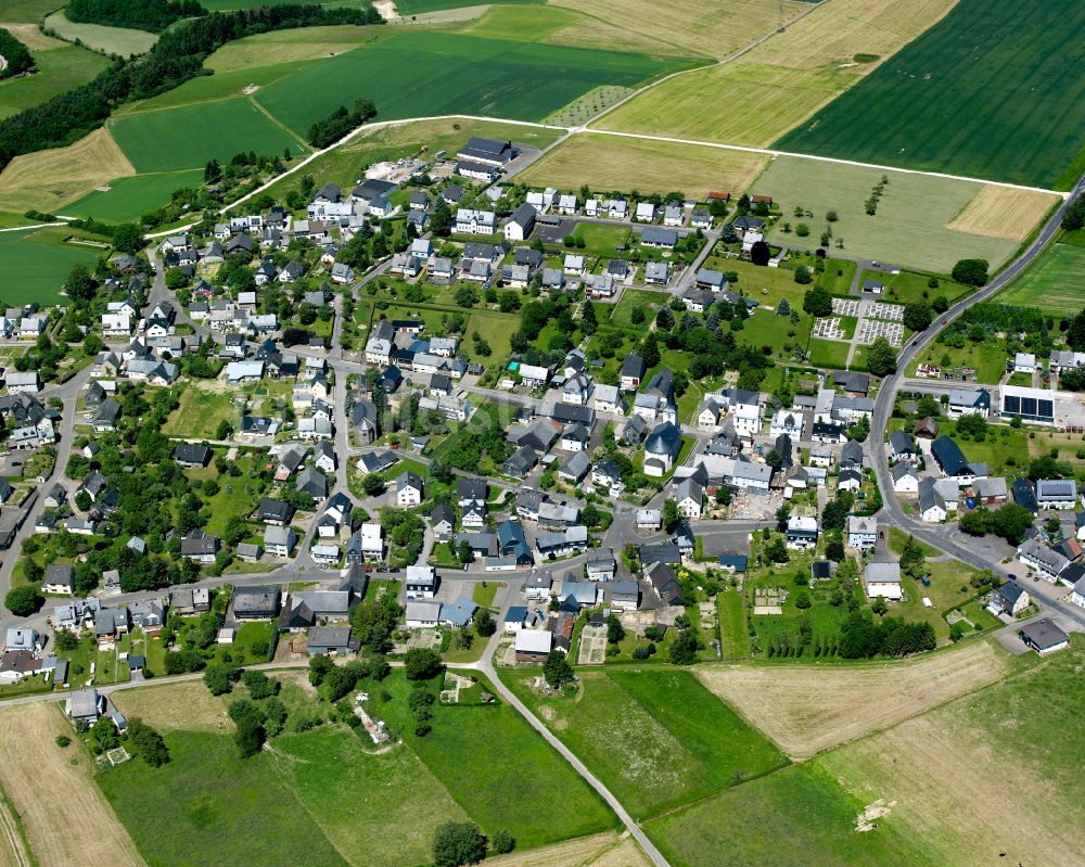 Laufersweiler aus der Vogelperspektive: Dorfkern am Feldrand in Laufersweiler im Bundesland Rheinland-Pfalz, Deutschland