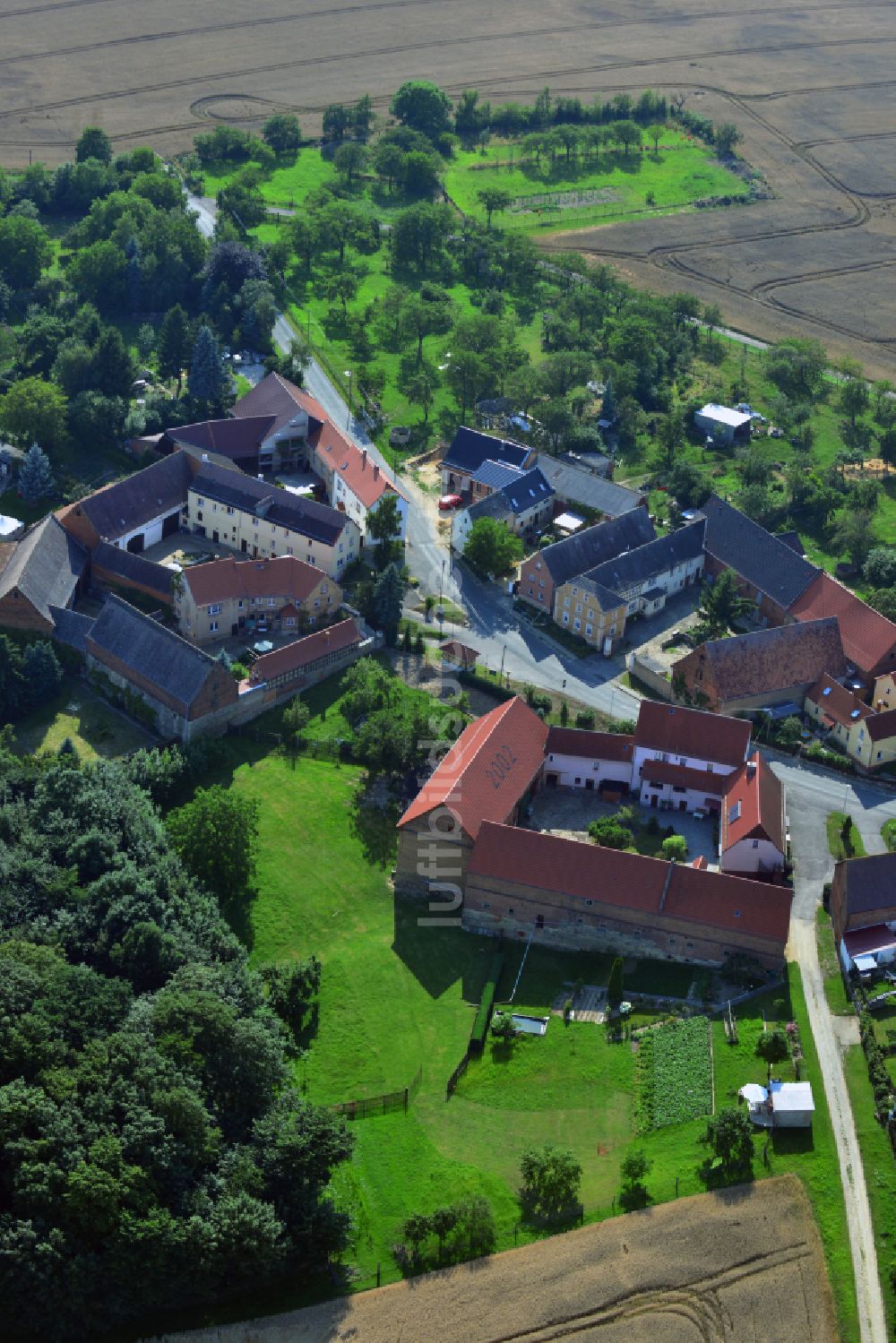 Luftaufnahme Launewitz - Dorfkern am Feldrand in Launewitz im Bundesland Thüringen, Deutschland