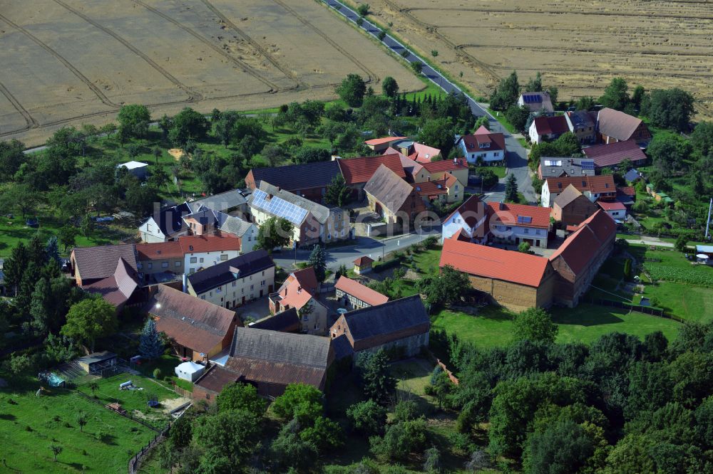 Launewitz von oben - Dorfkern am Feldrand in Launewitz im Bundesland Thüringen, Deutschland