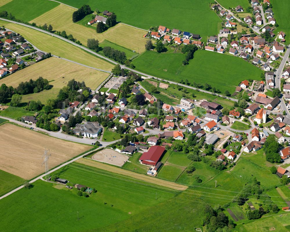 Laupertshausen aus der Vogelperspektive: Dorfkern am Feldrand in Laupertshausen im Bundesland Baden-Württemberg, Deutschland