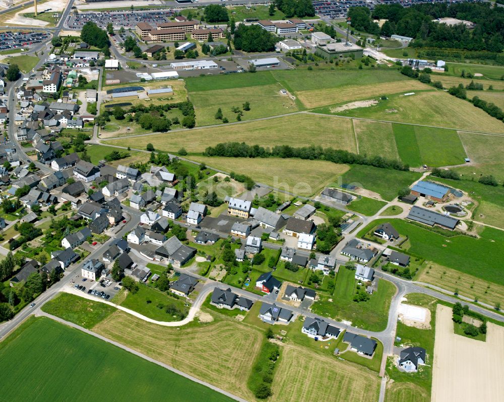 Lautzenhausen aus der Vogelperspektive: Dorfkern am Feldrand in Lautzenhausen im Bundesland Rheinland-Pfalz, Deutschland