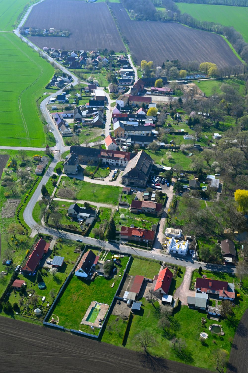 Luftaufnahme Löbersdorf - Dorfkern am Feldrand in Löbersdorf im Bundesland Sachsen-Anhalt, Deutschland