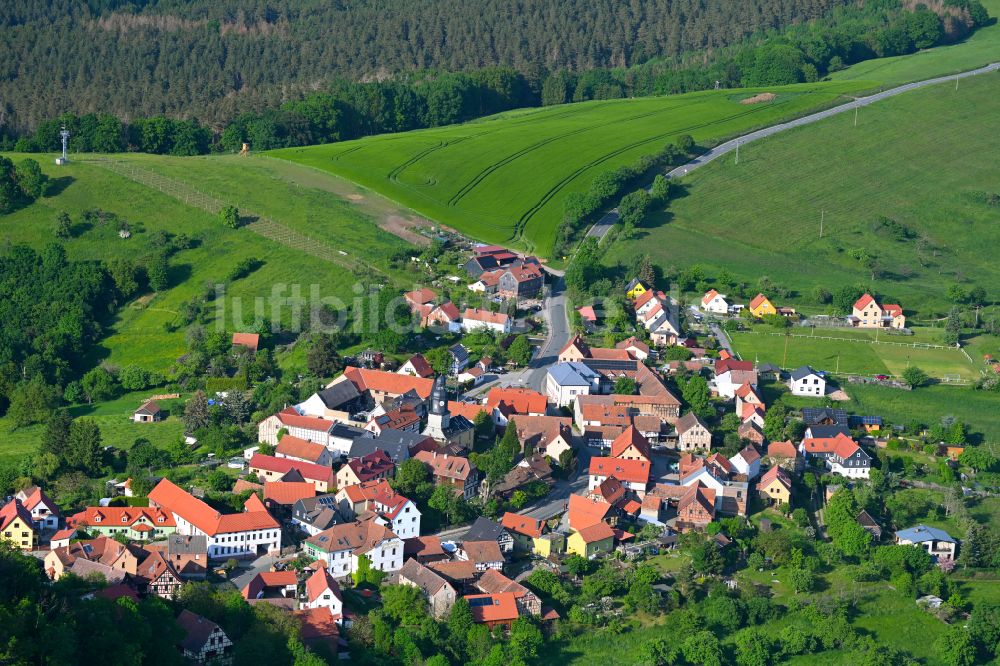 Löbschütz von oben - Dorfkern am Feldrand in Löbschütz im Bundesland Thüringen, Deutschland