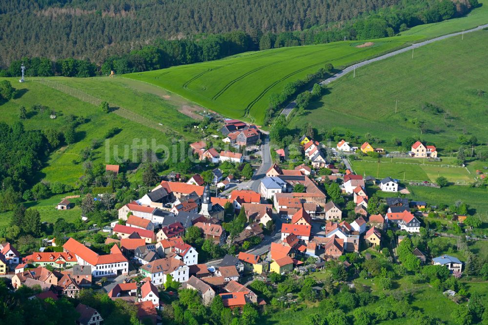 Löbschütz aus der Vogelperspektive: Dorfkern am Feldrand in Löbschütz im Bundesland Thüringen, Deutschland