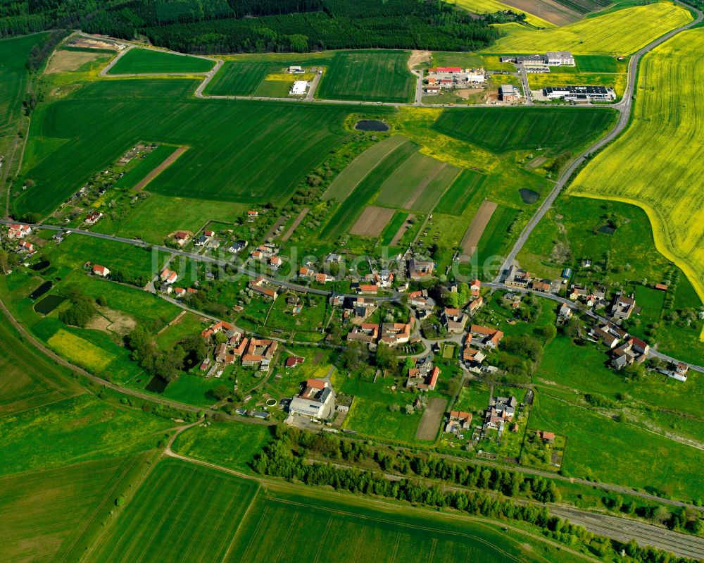 Lederhose aus der Vogelperspektive: Dorfkern am Feldrand in Lederhose im Bundesland Thüringen, Deutschland