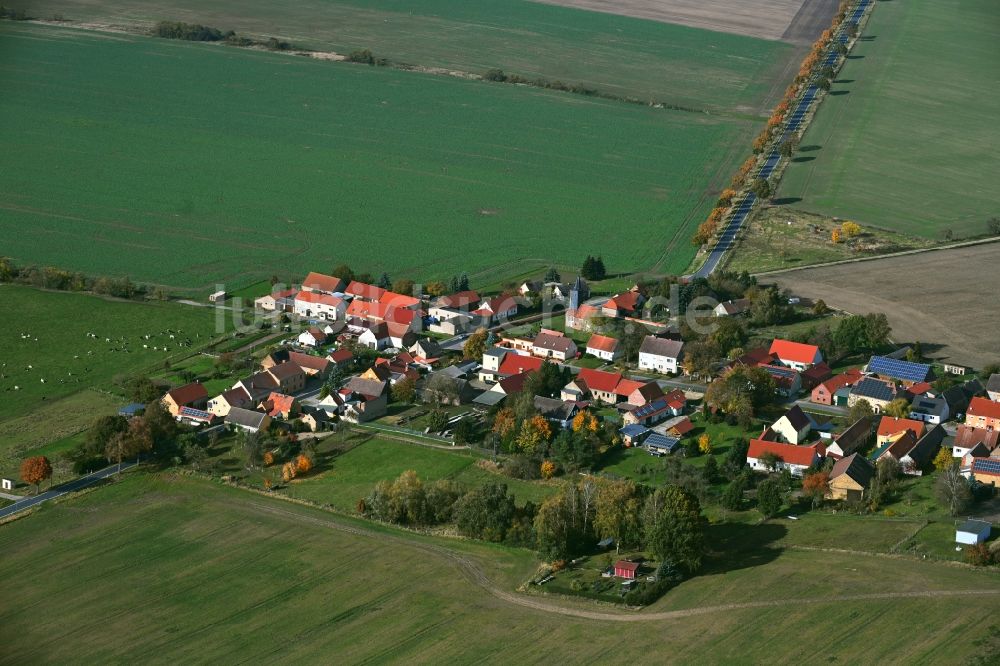 Lehnsdorf aus der Vogelperspektive: Dorfkern am Feldrand in Lehnsdorf im Bundesland Brandenburg, Deutschland