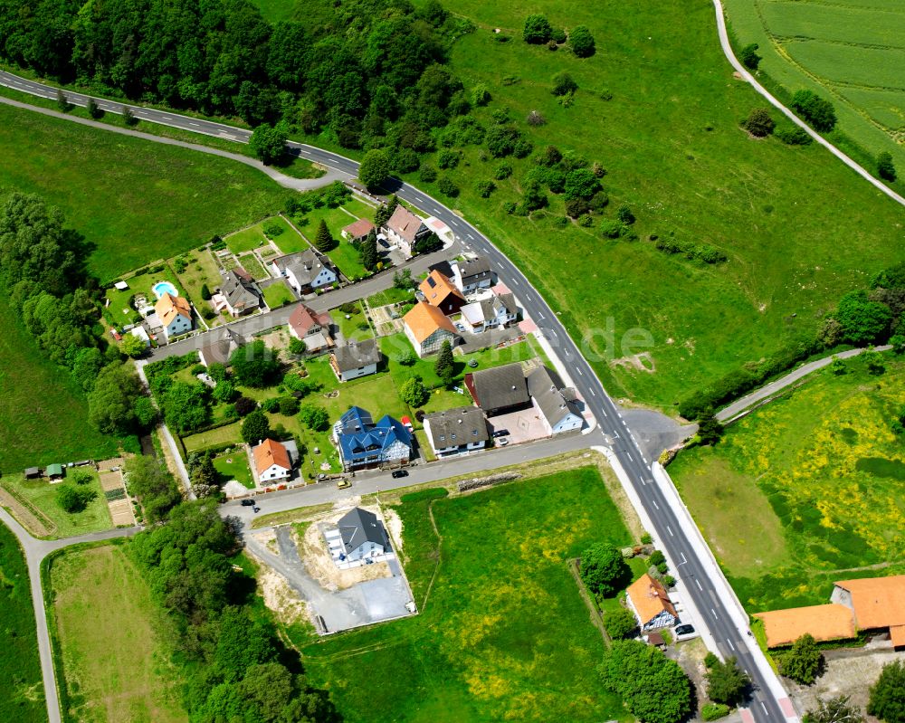 Lehrbach aus der Vogelperspektive: Dorfkern am Feldrand in Lehrbach im Bundesland Hessen, Deutschland