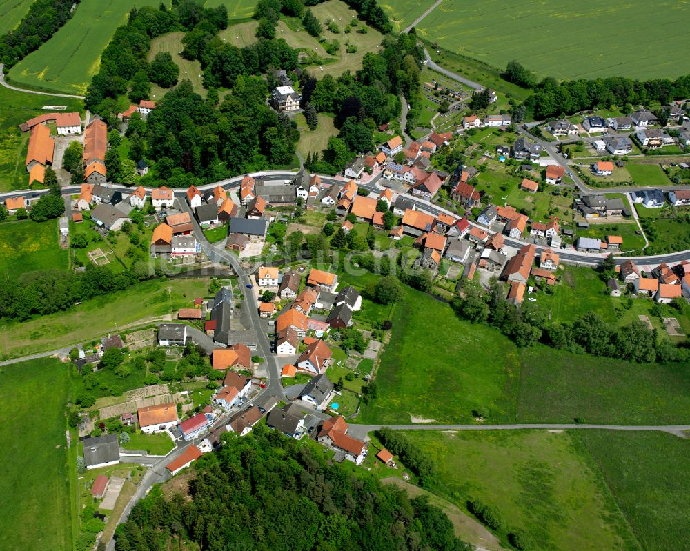 Lehrbach aus der Vogelperspektive: Dorfkern am Feldrand in Lehrbach im Bundesland Hessen, Deutschland