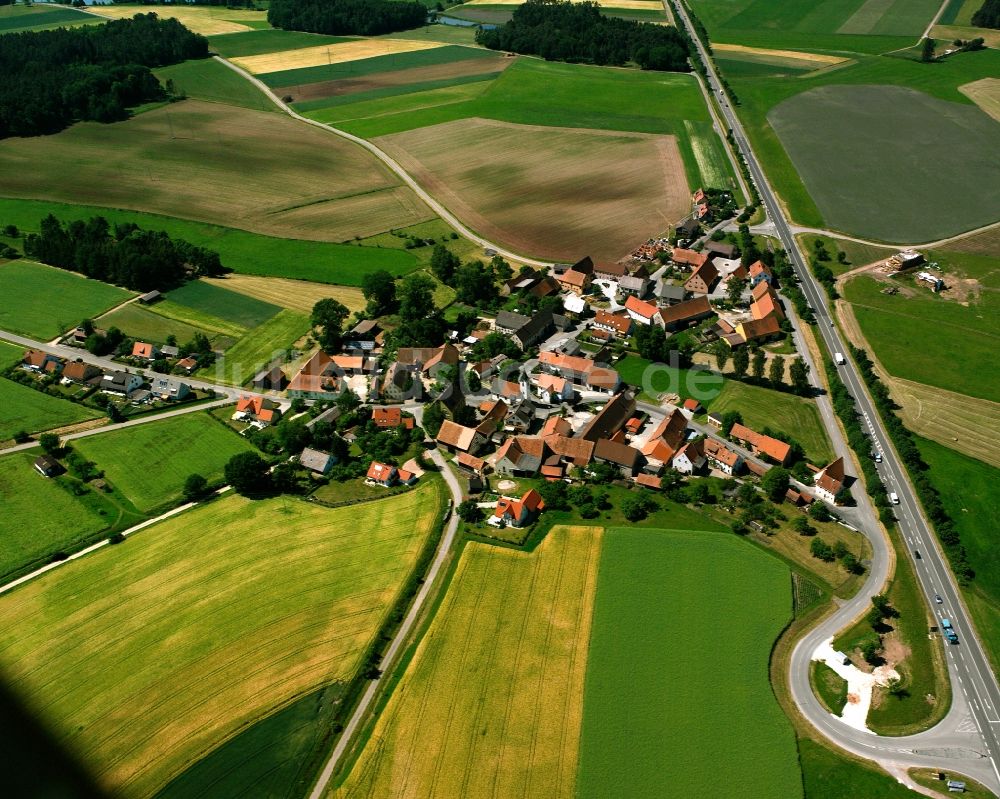 Leidendorf aus der Vogelperspektive: Dorfkern am Feldrand in Leidendorf im Bundesland Bayern, Deutschland