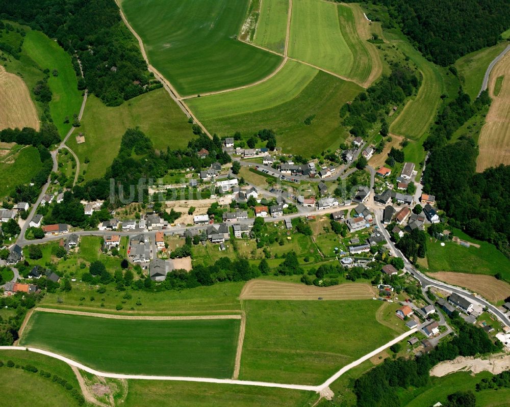 Leisel von oben - Dorfkern am Feldrand in Leisel im Bundesland Rheinland-Pfalz, Deutschland