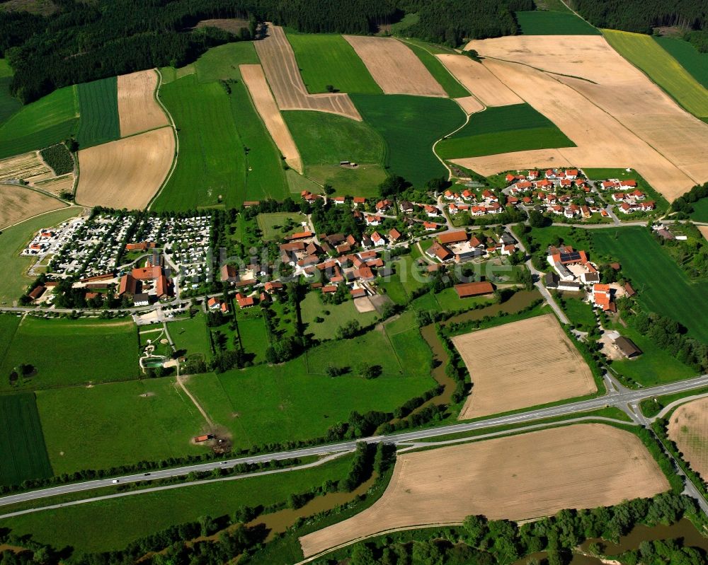 Lengham aus der Vogelperspektive: Dorfkern am Feldrand in Lengham im Bundesland Bayern, Deutschland